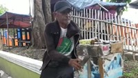 Kakek Maman adalah sosok penjual camilan di Garut yang kakinya lumpuh. Sehari-hari ia berjualan asongan berupa susu kemasan, permen, hingga minuman berenergi di sekitar Simpang Lima Garut. Foto: Instagram doyanmakan.mukbang