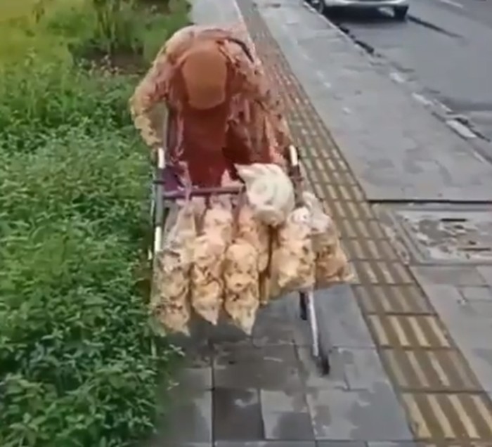 Gigih! Potret 10 Penjual Makanan Tunanetra hingga Tak Punya Tangan Gigih! Potret 10 Penjual Makanan Tunanetra hingga Tak Punya Tangan