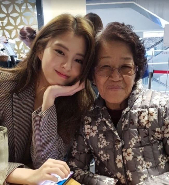 Han So Hee hanya dibesarkan neneknya setelah orang tuanya bercerai. Dia nekad pindah ke Seoul dengan mengantongi 300 ribu won (sekitar Rp 3,4 juta). Lulusan SMA Seni itu mulai bekerja di bar hingga meraih popularitas sebagai model dan aktris. Dia bahkan melunasi utang ibunya yang melakukan penipuan sebesar 85 juta won (sekitar Rp 977 juta). Foto: dok. Instagram