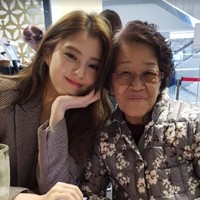 Han So Hee hanya dibesarkan neneknya setelah orang tuanya bercerai. Dia nekad pindah ke Seoul dengan mengantongi 300 ribu won (sekitar Rp 3,4 juta). Lulusan SMA Seni itu mulai bekerja di bar hingga meraih popularitas sebagai model dan aktris. Dia bahkan melunasi utang ibunya yang melakukan penipuan sebesar 85 juta won (sekitar Rp 977 juta). Foto: dok. Instagram