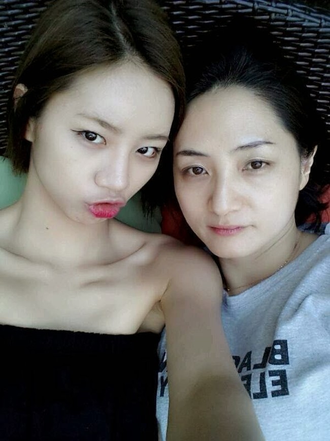 Dalam acara televisi Taxi, Hyeri mengungkap bahwa ibunya bekerja sebagai buruh pabrik selama 15 tahun. Sang aktris masih merasa bersalah jika mengingat ibunya yang menghabiskan masa muda untuk bekerja dan menafkahinya. Setelah meraih popularitas lewat drama Korea Reply 1988, Hyeri langsung membelikan apartemen baru untuk orang tuanya. Foto: dok. Instagram