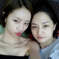 Dalam acara televisi Taxi, Hyeri mengungkap bahwa ibunya bekerja sebagai buruh pabrik selama 15 tahun. Sang aktris masih merasa bersalah jika mengingat ibunya yang menghabiskan masa muda untuk bekerja dan menafkahinya. Setelah meraih popularitas lewat drama Korea Reply 1988, Hyeri langsung membelikan apartemen baru untuk orang tuanya. Foto: dok. Instagram