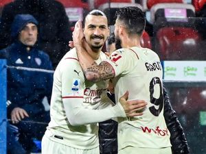 Canda Giroud pada Ibra: Bertahanlah di AC Milan, Nanti Kutraktir!
