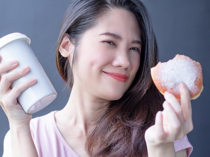 Ilustrasi wanita diet atau makan Ilustrasi wanita diet atau makan