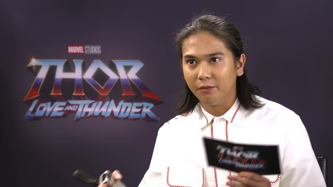 “Makin ke sini Iqbal makin cantik,” komentar salah satu netizen. “Bisa-bisanya ganteng sama cantik,” puji netizen lainnya. “Cantik banget hehhh,” tulis TikToker lagi. Foto: YouTube Iqbaal Ramadhan