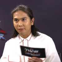 “Makin ke sini Iqbal makin cantik,” komentar salah satu netizen. “Bisa-bisanya ganteng sama cantik,” puji netizen lainnya. “Cantik banget hehhh,” tulis TikToker lagi. Foto: YouTube Iqbaal Ramadhan