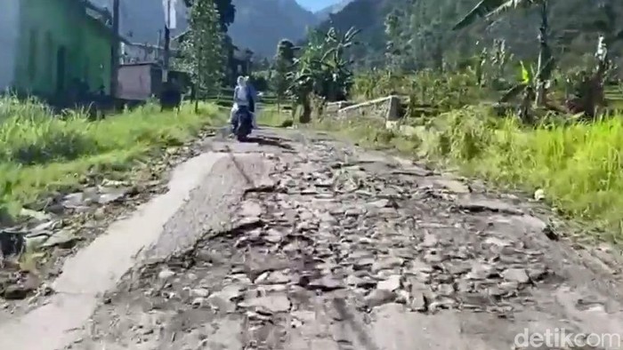 Jalan rusak di lereng Gunung Slamet, Brebes, Jumat (8/7/2022).