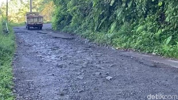 Jalan rusak di lereng Gunung Slamet, Brebes, Jumat (8/7/2022).