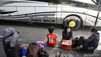Bahkan, terlihat sejumlah penumpang yang duduk lesehan lantaran tak kebagian kursi di ruang tunggu.
