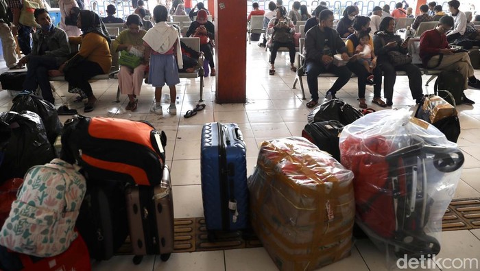 Terminal Kampung Rambutan, Jakarta Timur, padat penumpang jelang Hari Raya Idul Adha. Warga mudik untuk merayakan Idul Adha di kampung halaman.