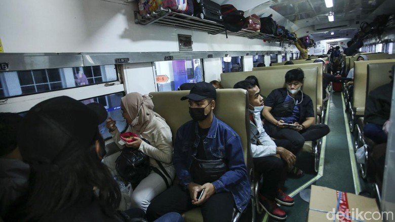 Momen libur sekolah dan Idul Adha dimanfaatkan warga untuk berlibur keluar kota maupun pulang kampung. Akibatnya, penumpang di Stasiun Senen mengalami peningkatan.