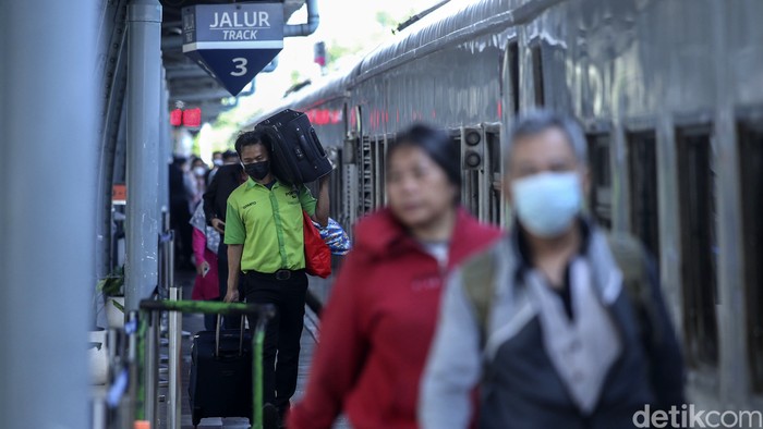 Momen libur sekolah dan Idul Adha dimanfaatkan warga untuk berlibur keluar kota maupun pulang kampung. Akibatnya, penumpang di Stasiun Senen mengalami peningkatan.