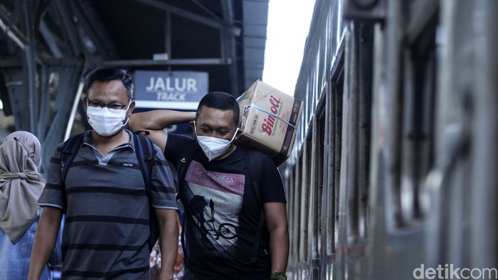 Momen libur sekolah dan Idul Adha dimanfaatkan warga untuk berlibur keluar kota maupun pulang kampung. Akibatnya, penumpang di Stasiun Senen mengalami peningkatan.