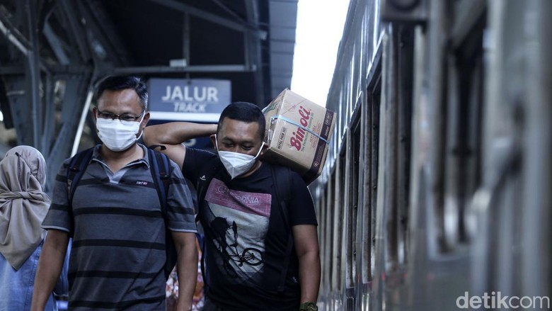 Momen libur sekolah dan Idul Adha dimanfaatkan warga untuk berlibur keluar kota maupun pulang kampung. Akibatnya, penumpang di Stasiun Senen mengalami peningkatan.