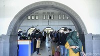 Meski tingginya angka penumpang PT KAI Daop 1 Jakarta memastikan seluruh penumpang yang berangkat dari Stasiun Gambir, Stasiun Pasar Senen maupun dari stasiun lain di wilayah kerja Daop 1 memenuhi persyaratan prokes yang telah ditetapkan.