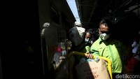 Saat ini KAI masih menunggu aturan resmi dari pemerintah terkait petunjuk teknis kebijakan vaksin booster menjadi syarat bagi masyarakat yang ingin melakukan perjalanan menggunakan KA. PT KAI mendukung kebijakan pemerintah dalam hal penanganan Covid-19 pada moda transportasi KA.