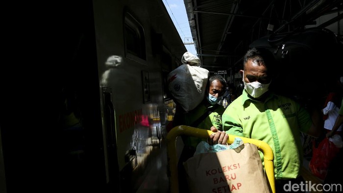 Momen libur sekolah dan Idul Adha dimanfaatkan warga untuk berlibur keluar kota maupun pulang kampung. Akibatnya, penumpang di Stasiun Senen mengalami peningkatan.