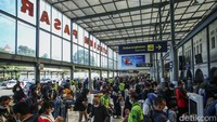 Para calon penumpang memadati Stasiun Senen, Jakarta, Jumat (8/7/2022).