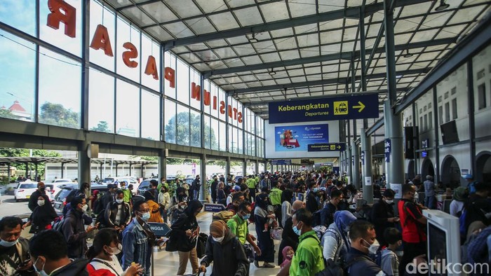 Jelang Idul Adha, Warga Tinggalkan Jakarta Via Kereta Api Momen libur sekolah dan Idul Adha dimanfaatkan warga untuk berlibur keluar kota maupun pulang kampung. Akibatnya, penumpang di Stasiun Senen mengalami peningkatan.