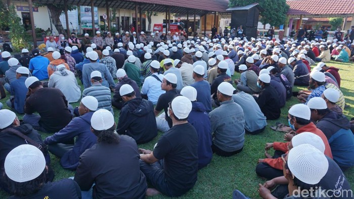 Jemaah dan santri Ponpes Shiddiqiyyah yang diamankan di Polres Jombang
