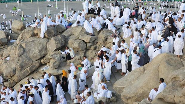MECCA, SAUDI ARABIA - JULY 08: Prospective pilgrims visit the Mountain of Mercy (Mount Arafat), which is the place where Adam and Eve reunited on Earth after falling from Heaven, as Muslims continue their worship to fulfill the Hajj pilgrimage in Mecca, Saudi Arabia on July 08, 2022. (Photo by Ashraf Amra/Anadolu Agency via Getty Images)