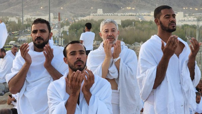 MECCA, SAUDI ARABIA - JULY 08: Prospective pilgrims visit the Mountain of Mercy (Mount Arafat), which is the place where Adam and Eve reunited on Earth after falling from Heaven, as Muslims continue their worship to fulfill the Hajj pilgrimage in Mecca, Saudi Arabia on July 08, 2022. (Photo by Ashraf Amra/Anadolu Agency via Getty Images)