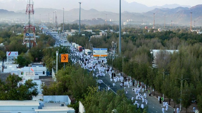 Jemaah Mulai Padati Padang Arafah Jelang Wukuf, Begini Suasananya Muslim pilgrims climb Mount Arafat, also known as Jabal al-Rahma (Mount of Mercy), to perform their morning prayers, southeast of the holy city of Mecca, during the climax of the Hajj pilgrimage, early on July 8, 2022. (Photo by Delil SOULEIMAN / AFP) (Photo by DELIL SOULEIMAN/AFP via Getty Images)