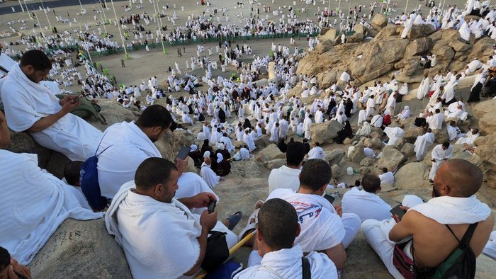 MECCA, SAUDI ARABIA - JULY 08: Prospective pilgrims visit the Mountain of Mercy (Mount Arafat), which is the place where Adam and Eve reunited on Earth after falling from Heaven, as Muslims continue their worship to fulfill the Hajj pilgrimage in Mecca, Saudi Arabia on July 08, 2022. (Photo by Ashraf Amra/Anadolu Agency via Getty Images)