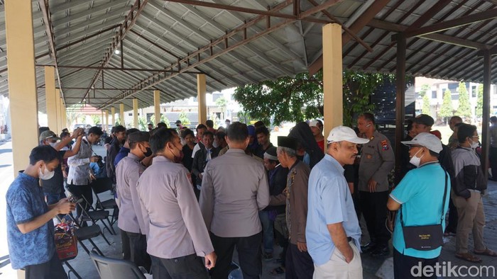 Jemaah tarekat Shiddiqiyyah yang diamankan saat penangkapan Mas Bechi