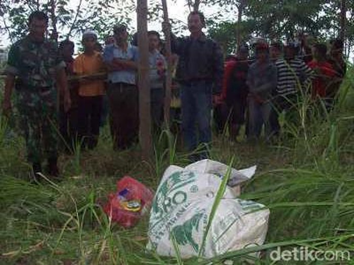 Jenazah korban dalam karung saat ditemukan di Claket, Mojokerto