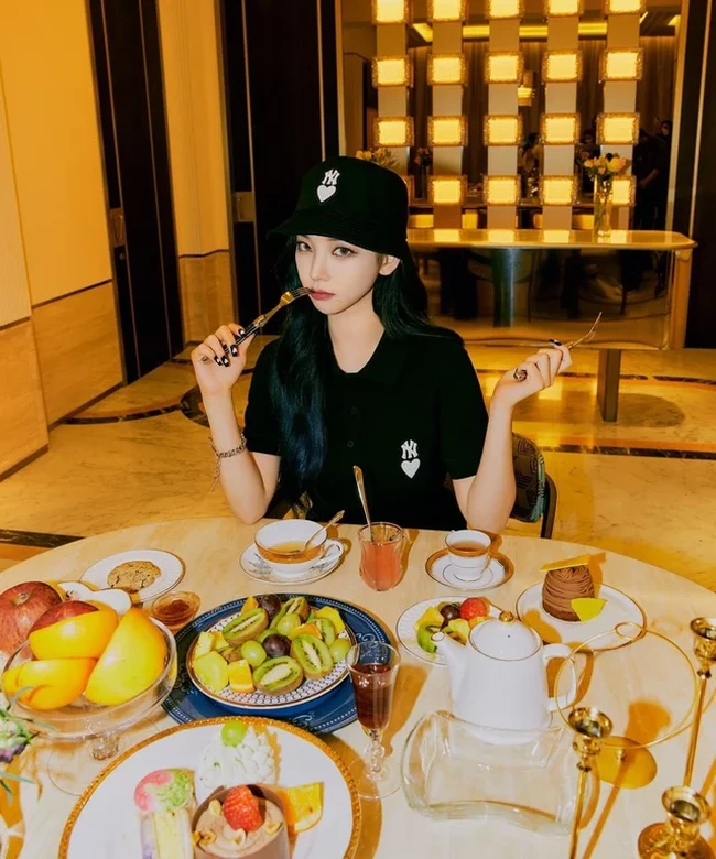 Biasanya idol KPop memiliki rutinitas diet ketat. Namun hal itu tak berlaku pada Karina aespa. Ia mengaku memiliki nafsu makan yang kuat. Bahkan bisa menghabiskan tiga bungkus mie instan dalam satu waktu. Foto: Instagram @karina__aespa, iStock