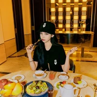 Biasanya idol KPop memiliki rutinitas diet ketat. Namun hal itu tak berlaku pada Karina aespa. Ia mengaku memiliki nafsu makan yang kuat. Bahkan bisa menghabiskan tiga bungkus mie instan dalam satu waktu. Foto: Instagram @karina__aespa, iStock