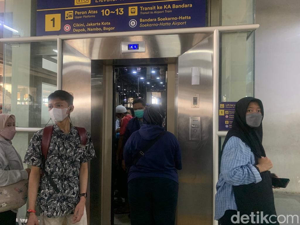 Kebocoran atap di Stasiun Manggarai, Jaksel, 8 Juli 2022. (Mulia Budi/detikcom)