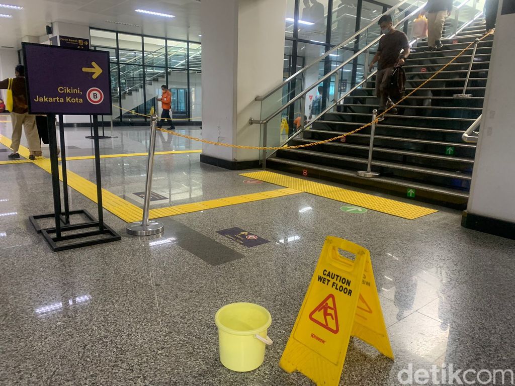 Kebocoran atap di Stasiun Manggarai, Jaksel, 8 Juli 2022. (Mulia Budi/detikcom)