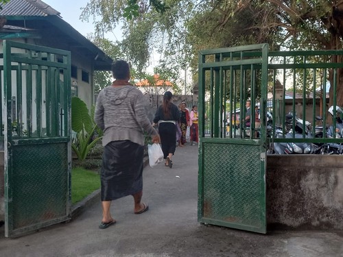 Keluarga korban pengeroyokan di Busungbiu saat mendatangi RSUD Buleleng, Kamis (7/7/2022)