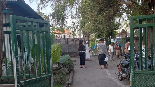 Keluarga korban pengeroyokan di Busungbiu saat mendatangi RSUD Buleleng, Kamis (7/7/2022)