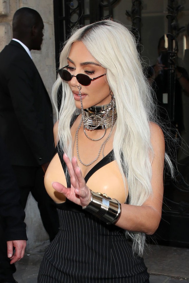 Seperti dikutip dari Page Six, Olivier Rousteing membuat gaun Jean Paul Gaultier ala Madonna menjadi lebih sopan, dengan membuat bagian payudara jadi tertutup. Bagian dada dibuatnya dengan bahan serupa warna kulit, sehingga sekilas menyerupai payudara. Foto: Getty Images