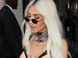 8 Foto Kim Kardashian Tiru Gaya Seksi Madonna, Sopan Tutupi Payudara