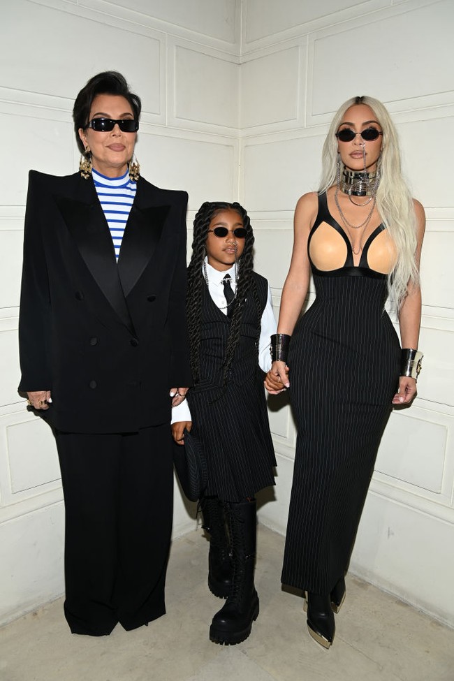 Kim Kardashian diduga tampil sopan karena dia hadir ke fashion show Jean Paul Gaultier Haute Couture bersama putrinya North West. Ibunya, Kris Jenner juga tampak ikut menemaninya. Foto: Getty Images