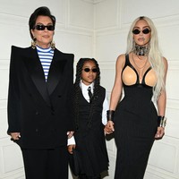 Kim Kardashian diduga tampil sopan karena dia hadir ke fashion show Jean Paul Gaultier Haute Couture bersama putrinya North West. Ibunya, Kris Jenner juga tampak ikut menemaninya. Foto: Getty Images