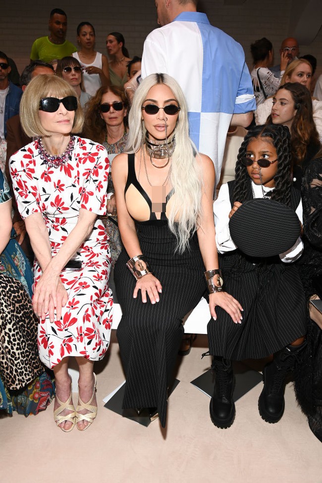 Menonton fashion show Jean Paul Gaultier Haute Couture di Paris Fashion Week 2022, Kim Kardashian dan North West duduk di front row bersama Editor in Chief Majalah Vogue, Anna Wintour. Foto: Getty Images