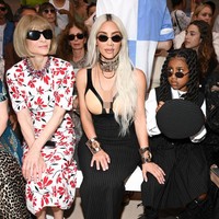 Menonton fashion show Jean Paul Gaultier Haute Couture di Paris Fashion Week 2022, Kim Kardashian dan North West duduk di front row bersama Editor in Chief Majalah Vogue, Anna Wintour. Foto: Getty Images