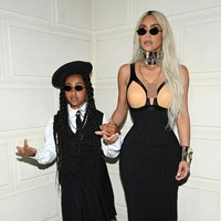 Kim Kardashian tampil kembar dengan putri sulungnya North West. Gaya kembar mereka adalah sama-sama memakai anting hidung. Foto: Getty Images