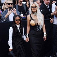 Kim Kardashian yang pacaran dengan Pete Davidson, tak menggandeng kekasih barunya setelah cerai dari Kanye West. Dia memilih mengajak putrinya North West untuk menghadiri Haute Couture Paris Fashion Week 2022. Foto: Getty Images