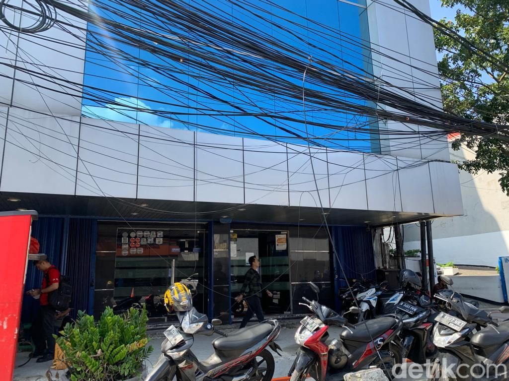 Kondisi kabel-kabel semrawut di Jl Pecenongan Jakarta Pusat, 8 Juli 2022. (Mulia Budi/detikcom)