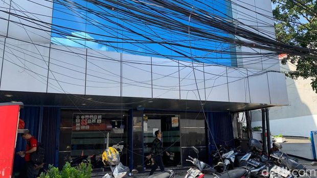 Kondisi kabel-kabel semrawut di Jl Pecenongan Jakarta Pusat, 8 Juli 2022. (Mulia Budi/detikcom)
