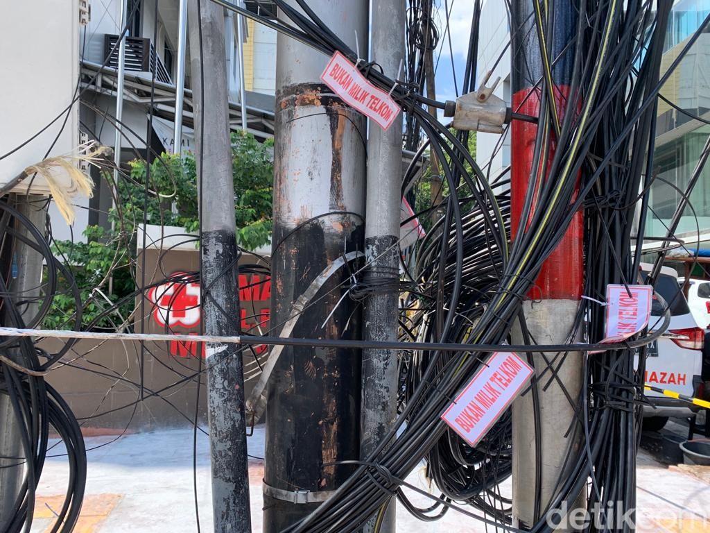 Kondisi kabel-kabel semrawut di Jl Pecenongan Jakarta Pusat, 8 Juli 2022. (Mulia Budi/detikcom)