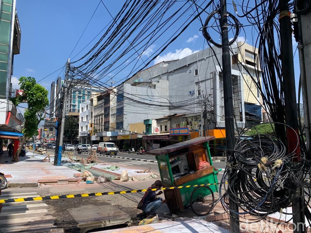 Kondisi kabel-kabel semrawut di Jl Pecenongan Jakarta Pusat, 8 Juli 2022. (Mulia Budi/detikcom)