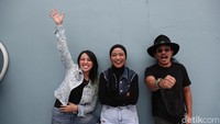 Kata Tantri, ia hanya takut ada orang baru yang datang dan nantinya tidak cocok dengan ketiga personel Kotak. Dalam acara Main Stage, Kotak juga bercerita soal lagu barunya Hantam yang fenomenal.