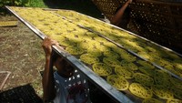 Naiknya harga bahan baku mengakibatkan harga kerupuk mie naik dari Rp 13.000 menjadi Rp 15.000 per kilogram.